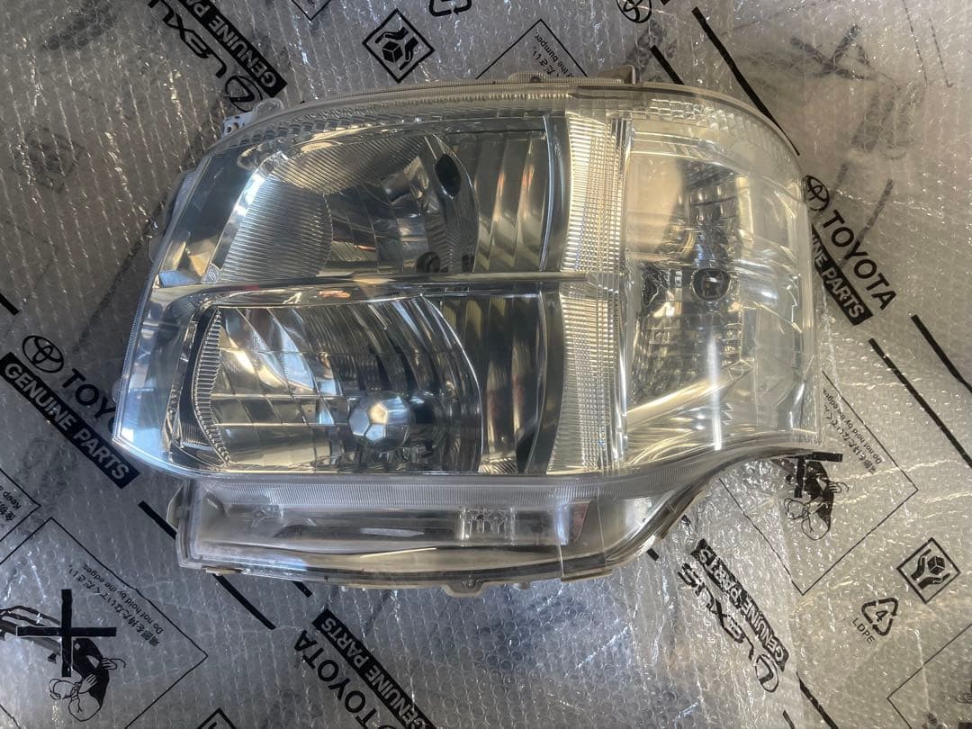 200系トヨタ ハイエース ヘッドライト 左右セット KOITO 26-129