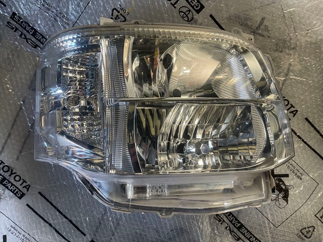 200系トヨタ ハイエース ヘッドライト 左右セット KOITO 26-129