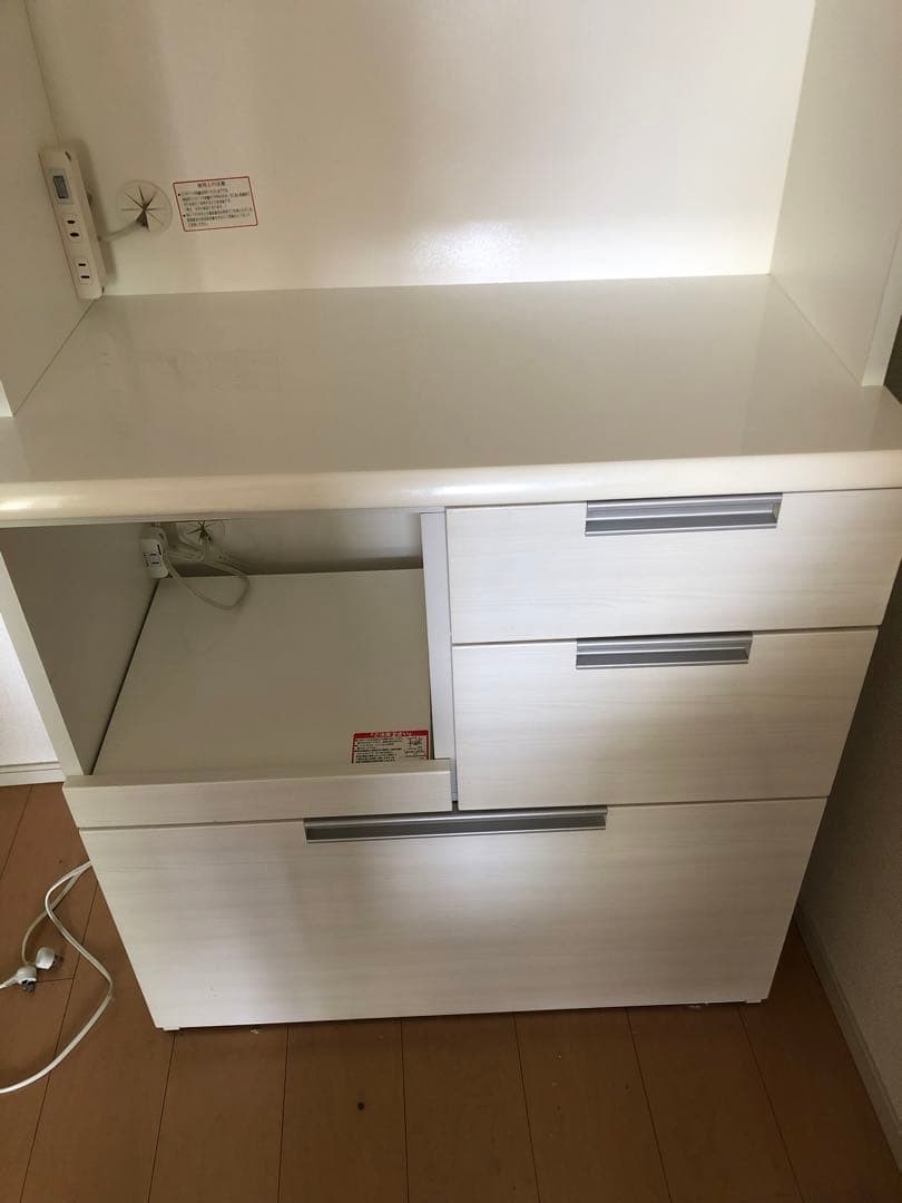 ホワイトキッチンキャビネット ガラス扉付き