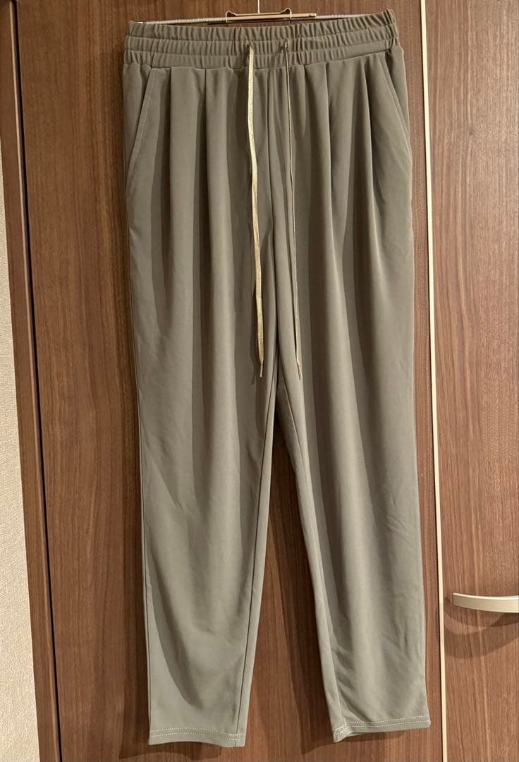 emmi ヨガウェア　ジムウェア　セットアップ　カーキ