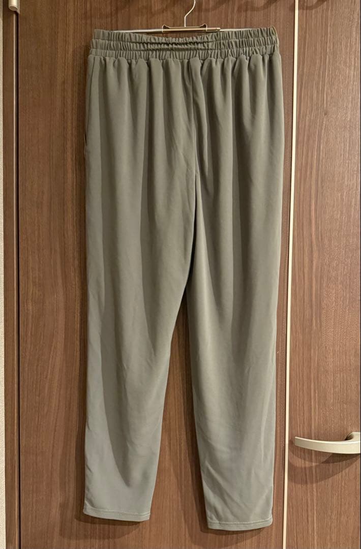 emmi ヨガウェア　ジムウェア　セットアップ　カーキ