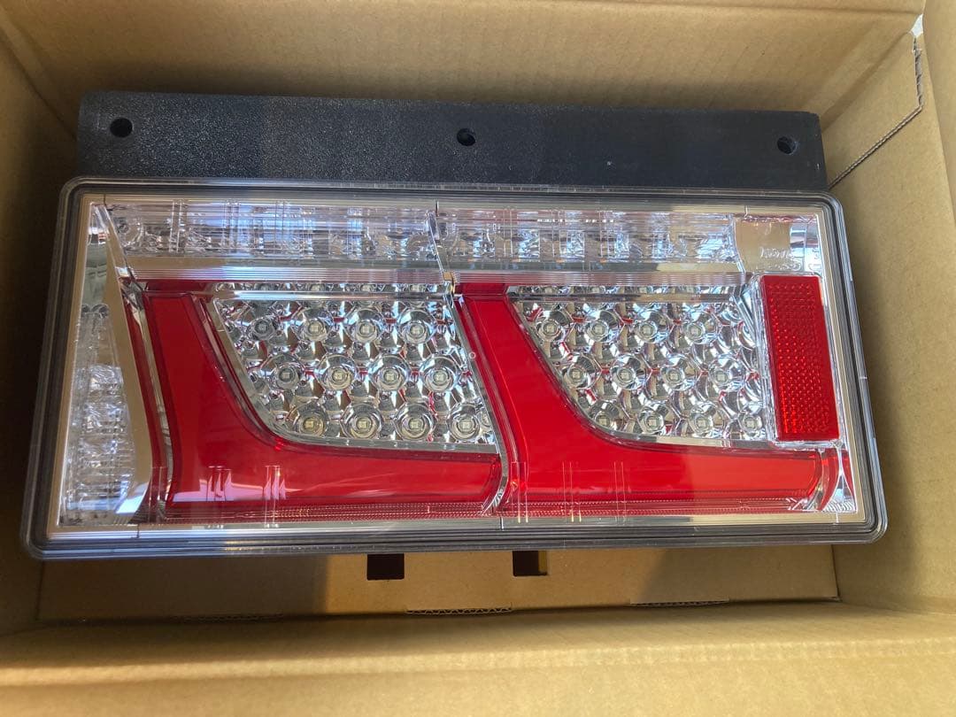 小糸　テールランプ　2連　左右　LED　　新車外し