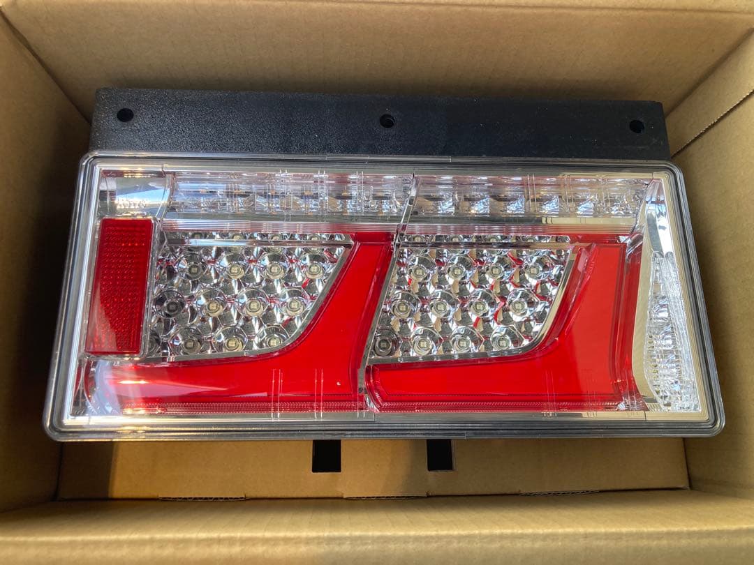 小糸　テールランプ　2連　左右　LED　　新車外し