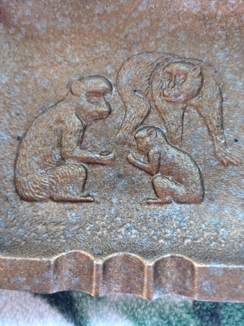 お猿さんの絵が描かれている灰皿です。