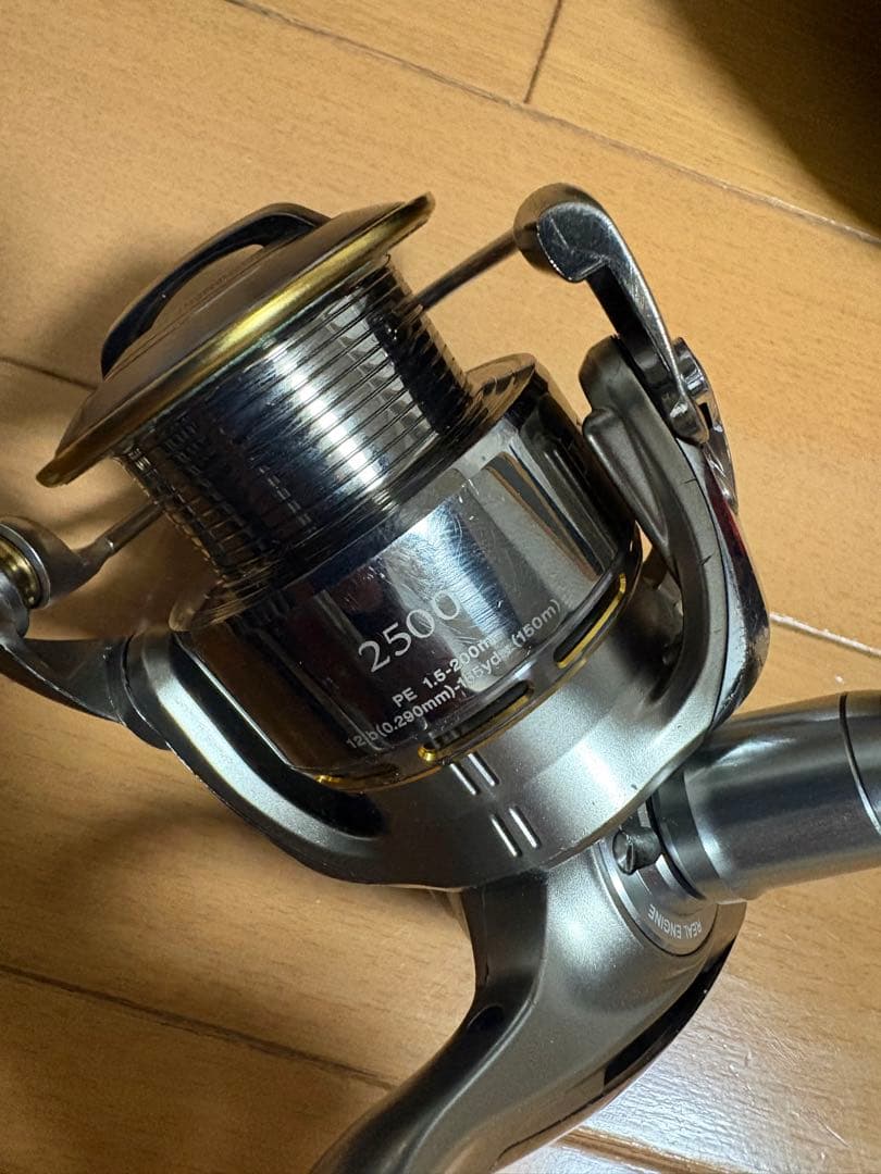 ダイワ 05EXIST 2500 スピニングリール 専用ケース付き。