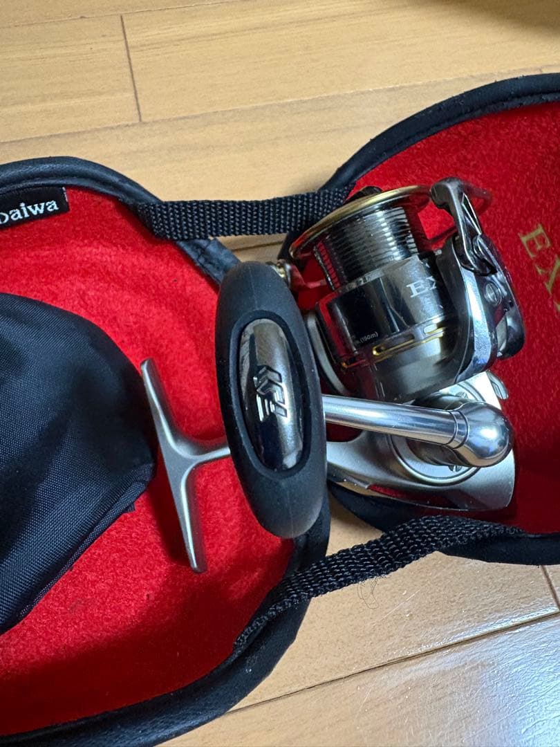 ダイワ 05EXIST 2500 スピニングリール 専用ケース付き。