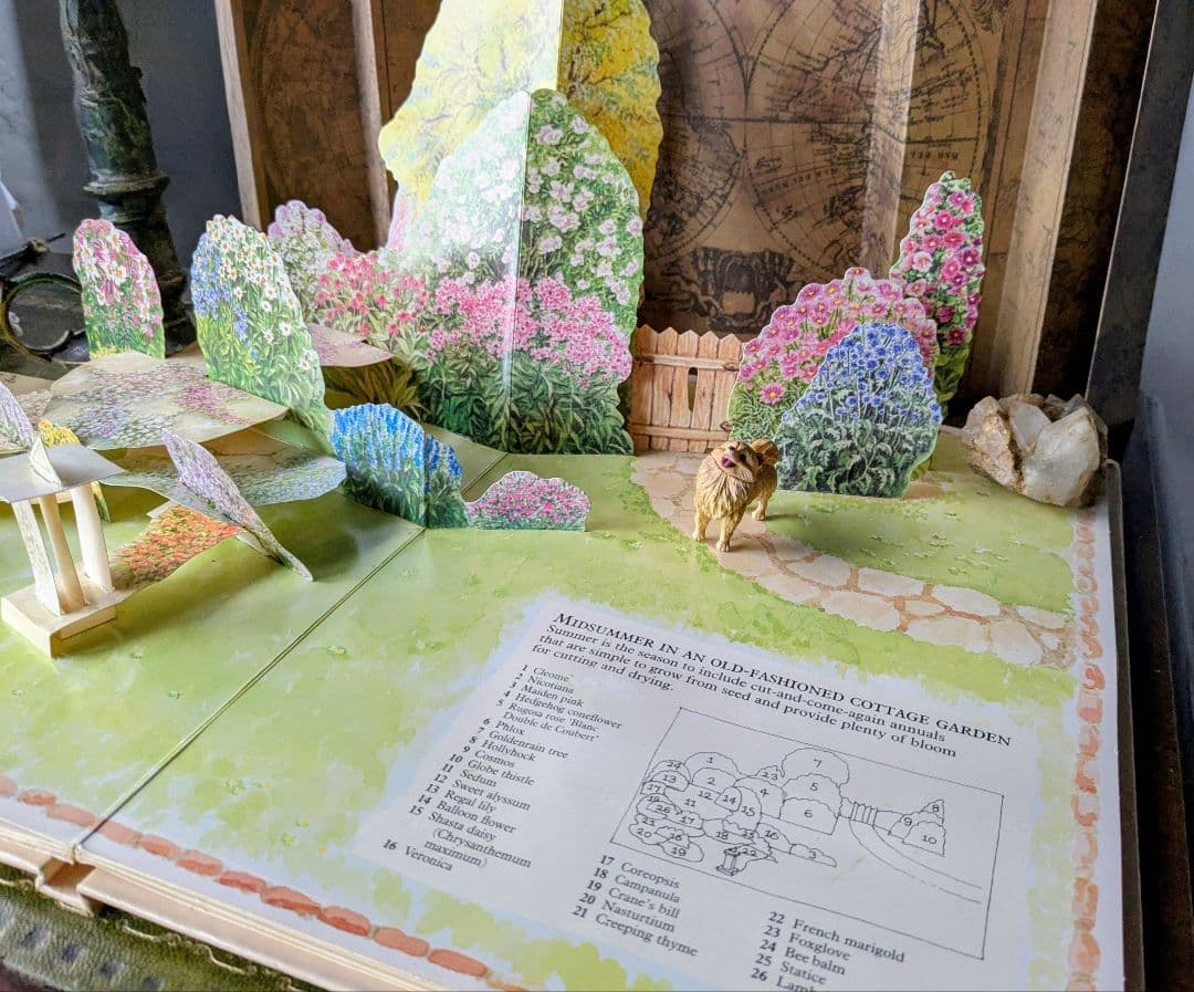 まるで秘密の庭をそっと覗き込むような♪ポップアップ本　古書洋書