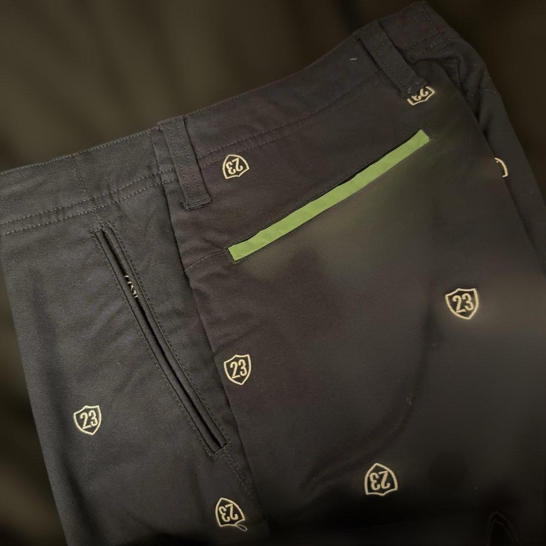 エンブレムデザインの黒いパンツ