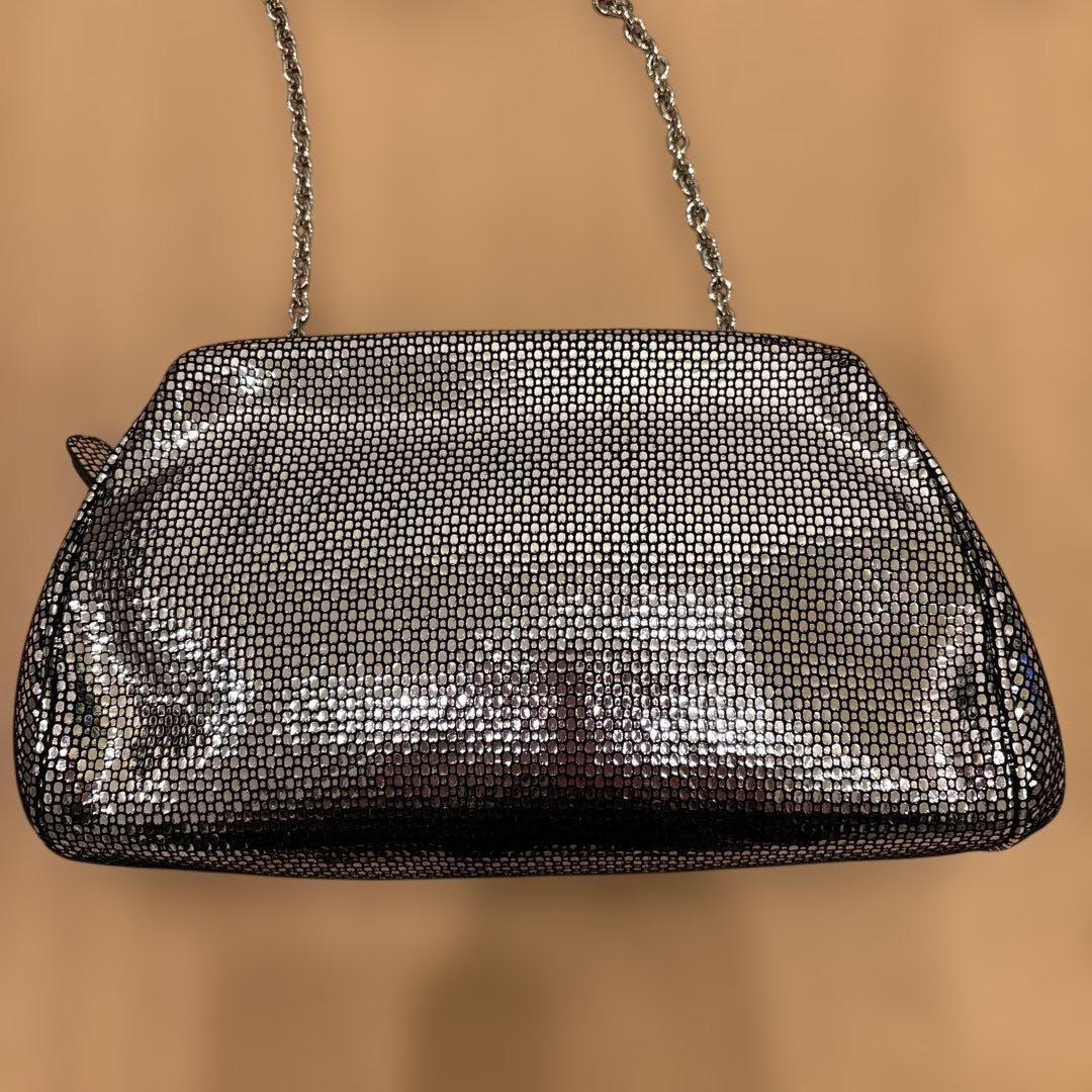 フェラガモ　メタリックシルバー クラッチバッグ