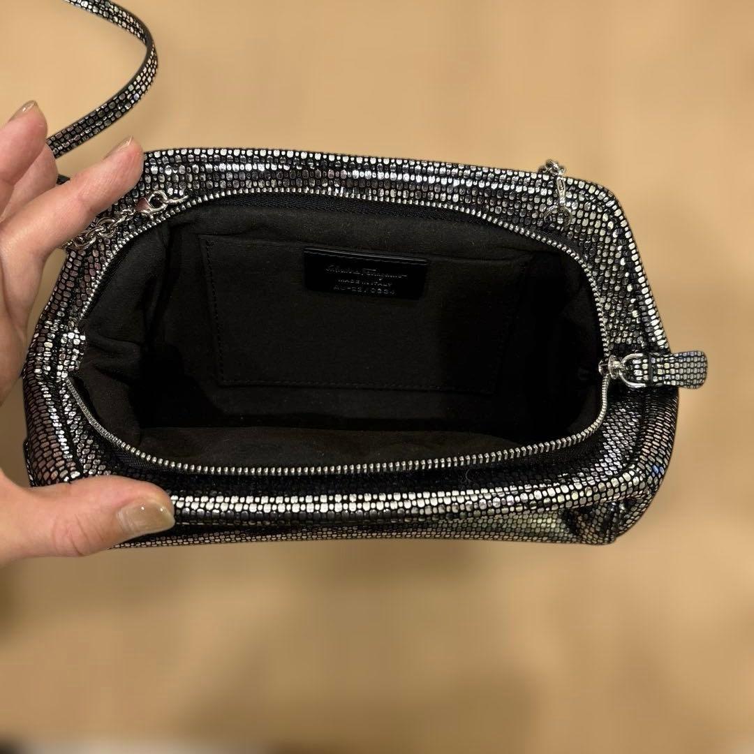 フェラガモ　メタリックシルバー クラッチバッグ