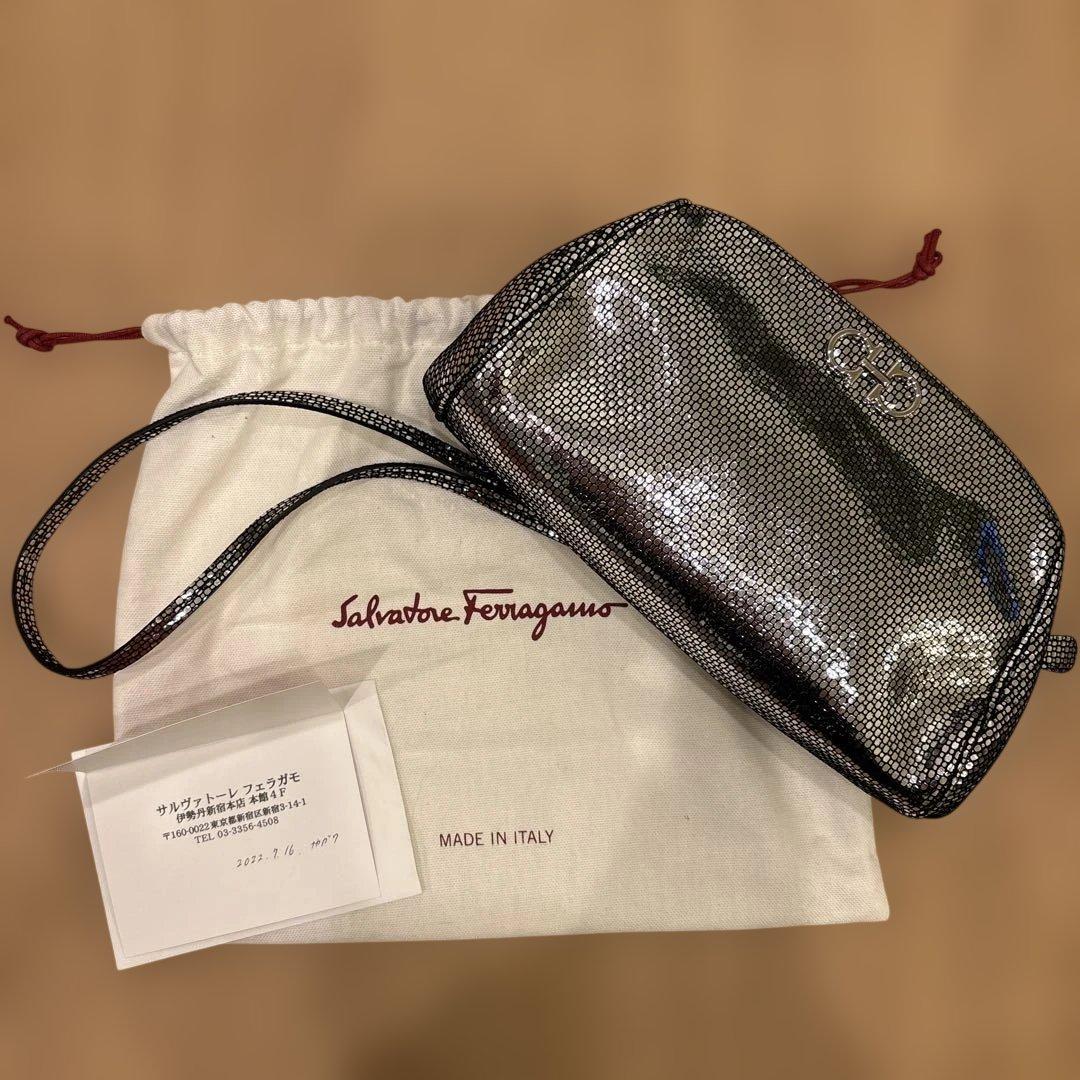 フェラガモ　メタリックシルバー クラッチバッグ