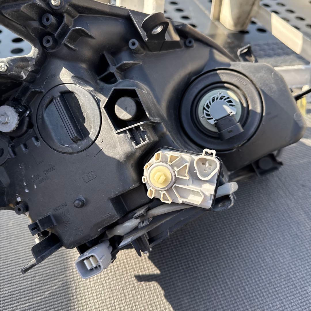 トヨタ　プリウス　30 後期　LEDヘッドライト　ヘッドランプ左右セット中古品