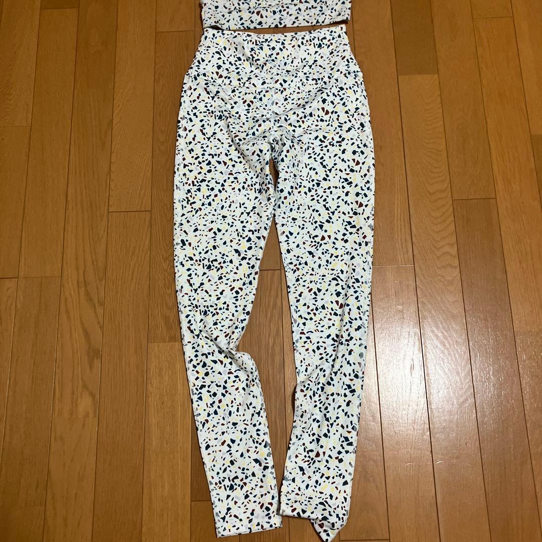 emmi yoga 上下　セットアップ　オフホワイト×カラフル