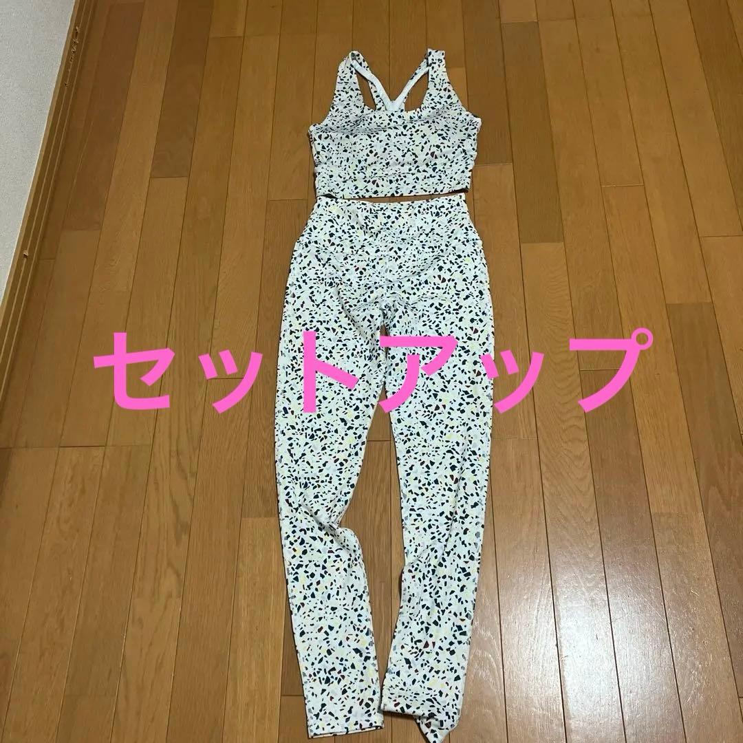 emmi yoga 上下　セットアップ　オフホワイト×カラフル