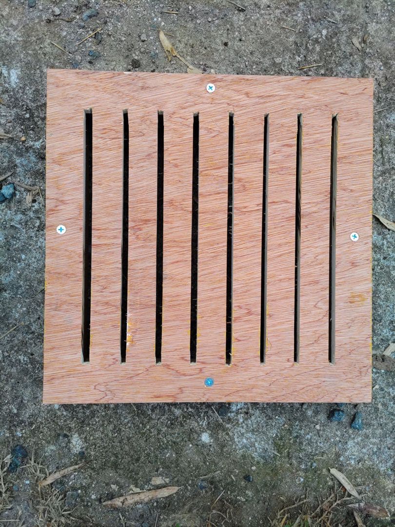 日本蜜蜂 重箱式巣箱４段　スライド底板 スノコ付き　説明書有　パイプ架台手順添付