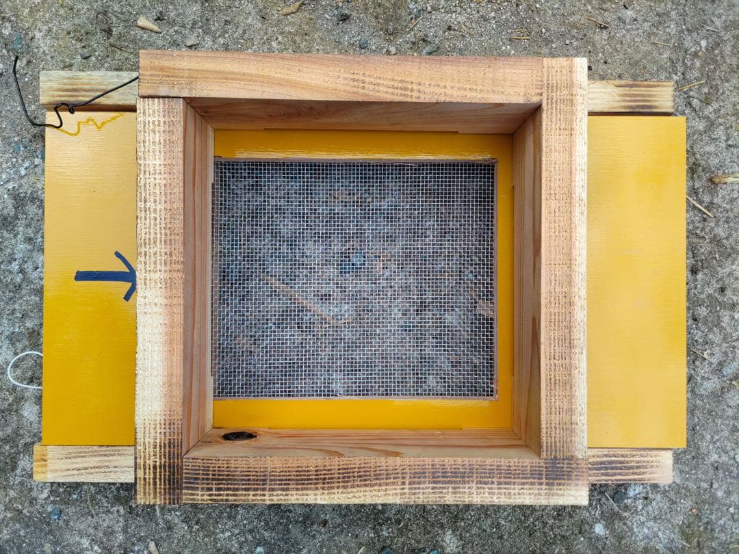 日本蜜蜂 重箱式巣箱４段　スライド底板 スノコ付き　説明書有　パイプ架台手順添付