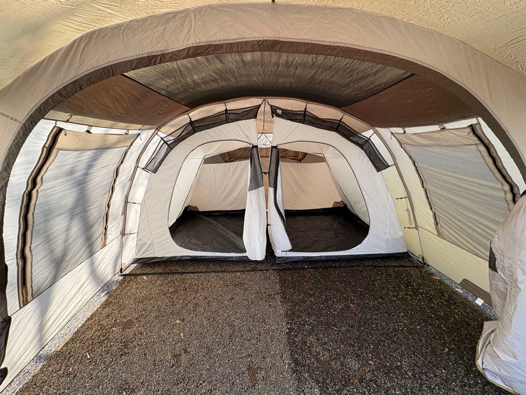 ベージュ ドーム型 キャンプテント メッシュ窓付き