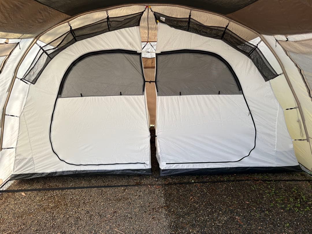 ベージュ ドーム型 キャンプテント メッシュ窓付き