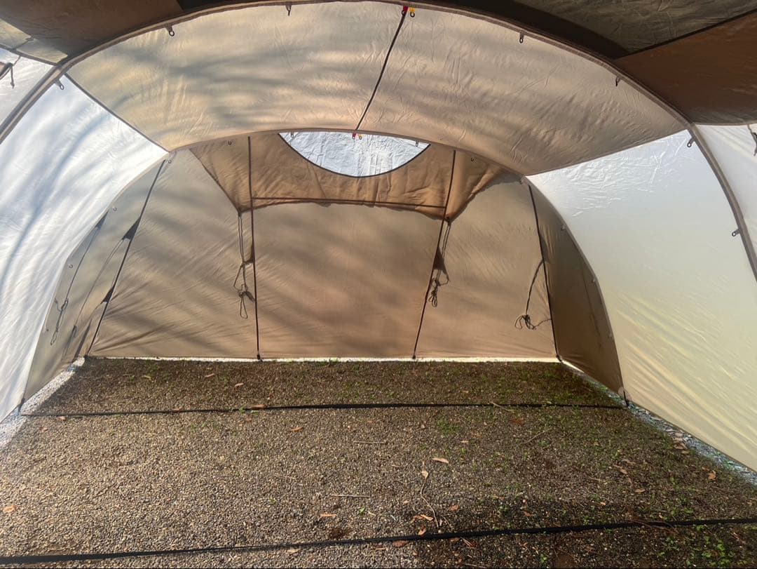 ベージュ ドーム型 キャンプテント メッシュ窓付き