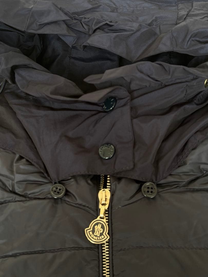 Moncler フード付き黒ダウンベスト