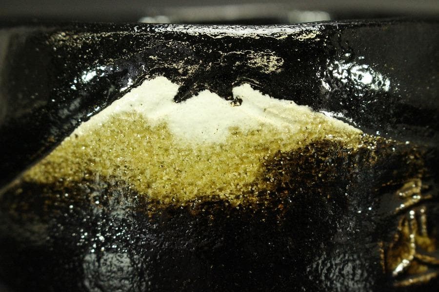 茶道具 黒楽茶碗 富士山文様 松楽造(メ1746)