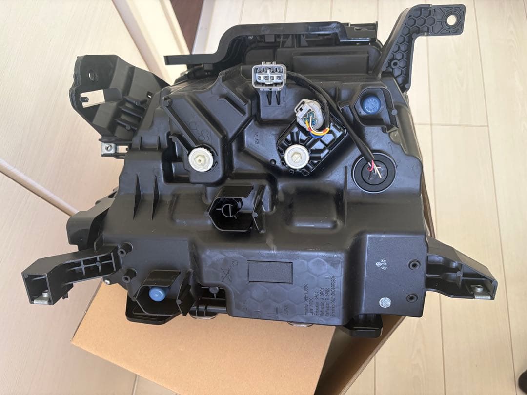 CV1W デリカ:D5 左ヘッドライト