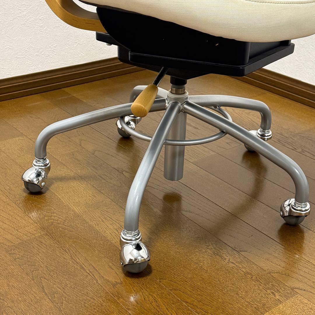 【送料無料】カリモク　デスクチェア　白（アイボリー）　XT4100HS