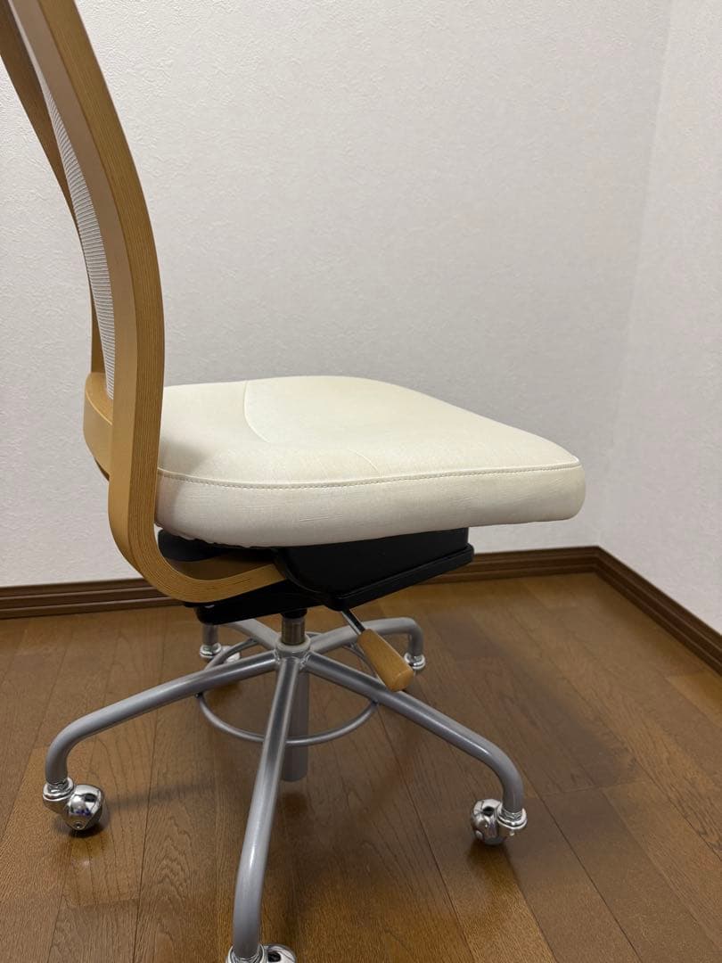 【送料無料】カリモク　デスクチェア　白（アイボリー）　XT4100HS