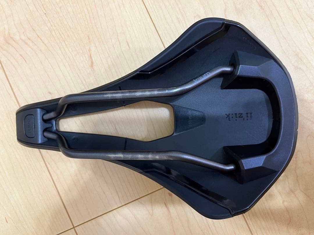 fizik argo tempo r3 サドル