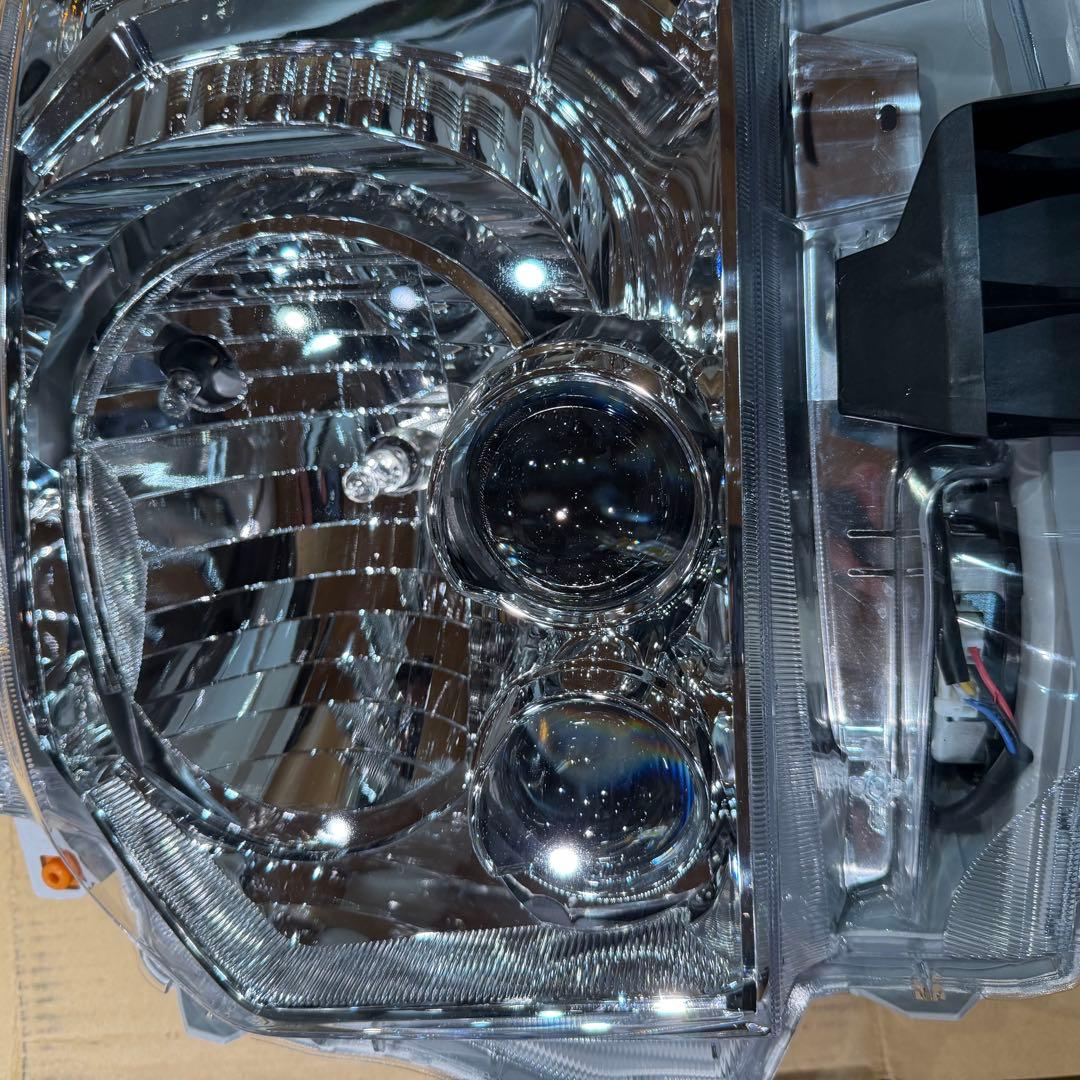 新品未使用【ハイエース】200系8型　純正LEDヘッドライト左右　新車外し