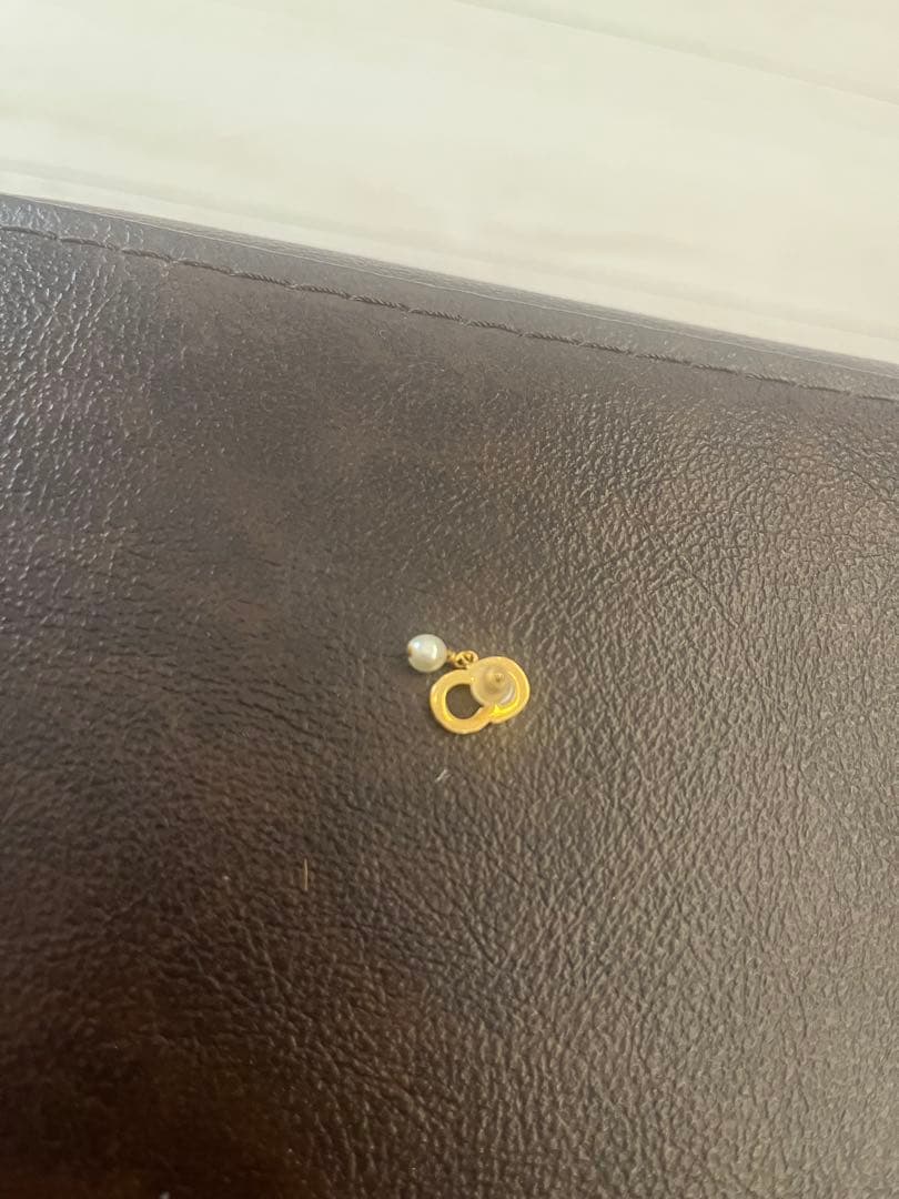 ゴールド装飾パール付き片耳ピアス