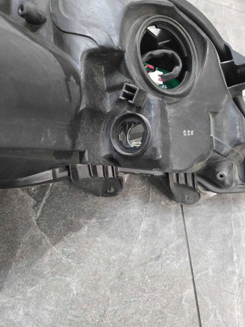 ZSU60W　トヨタ　60ハリアー　ヘッドライト