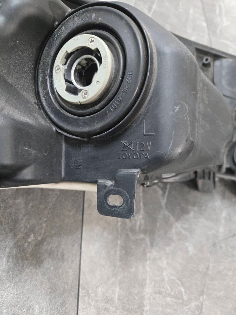 ZSU60W　トヨタ　60ハリアー　ヘッドライト