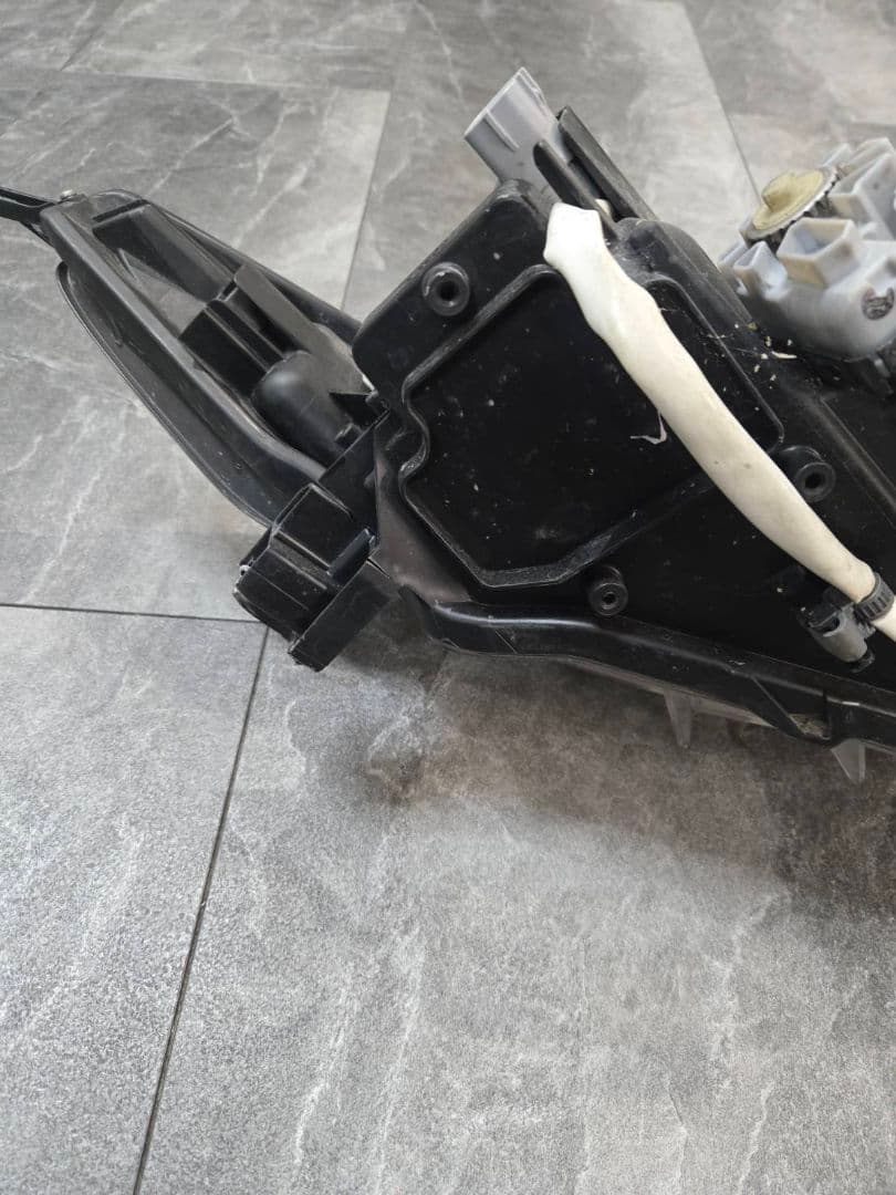 ZSU60W　トヨタ　60ハリアー　ヘッドライト