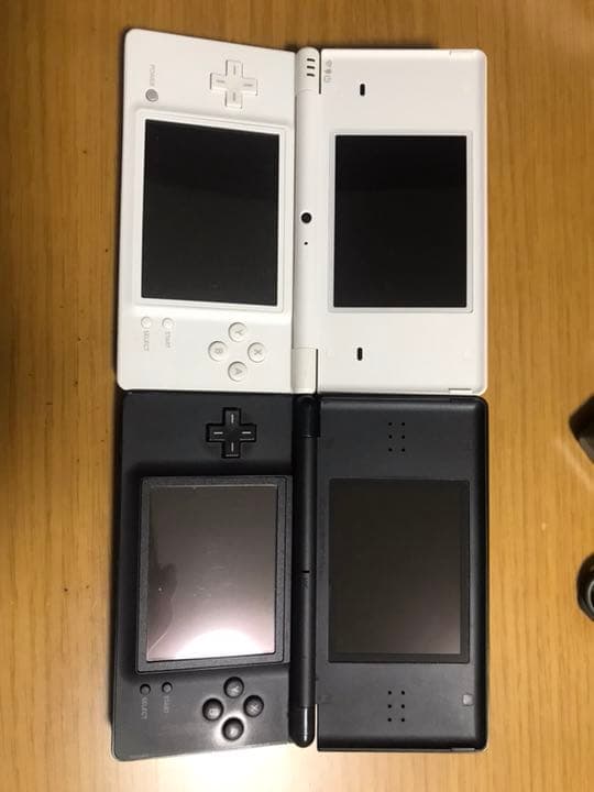 ニンテンドーDSブラック、DSiホワイト、ソフト2本、充電器