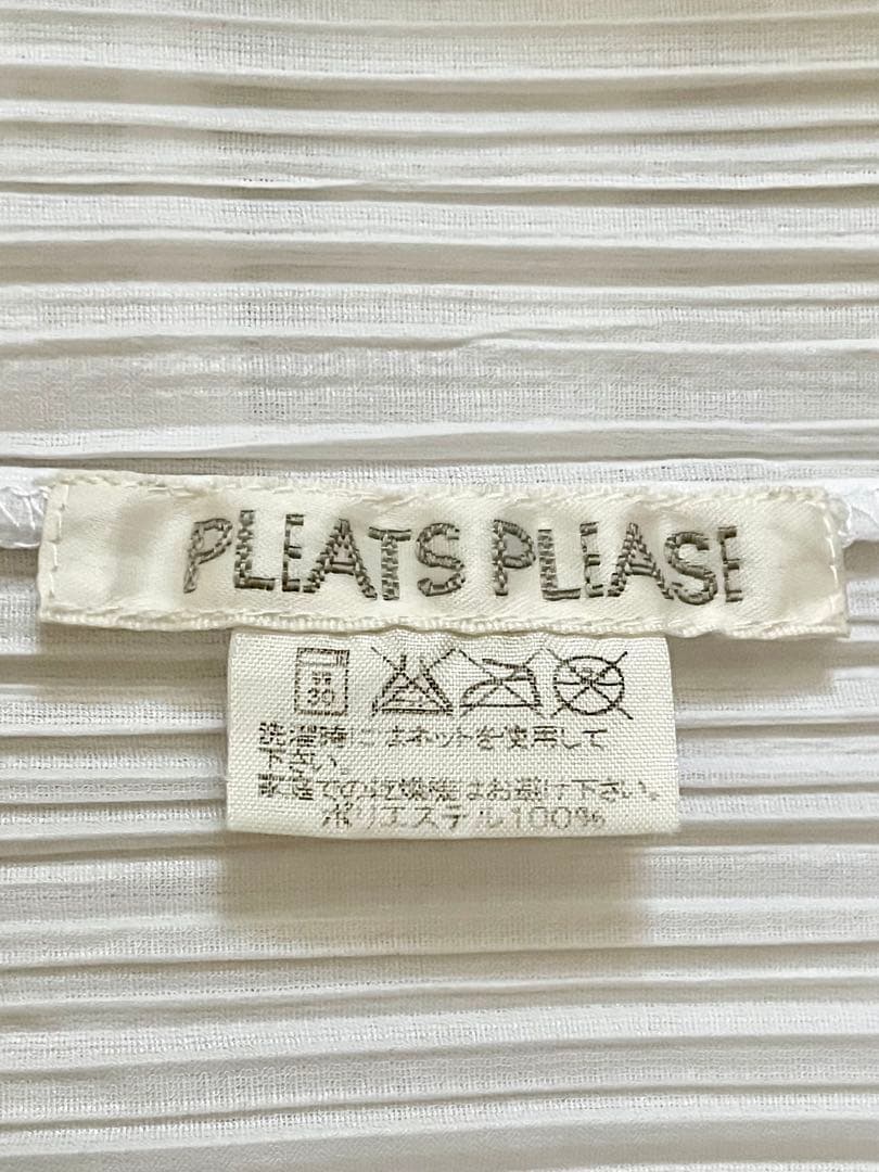 PLEATS PLEASネイビー プリーツ長袖シャツとホワイトプリーツ半袖シャツ