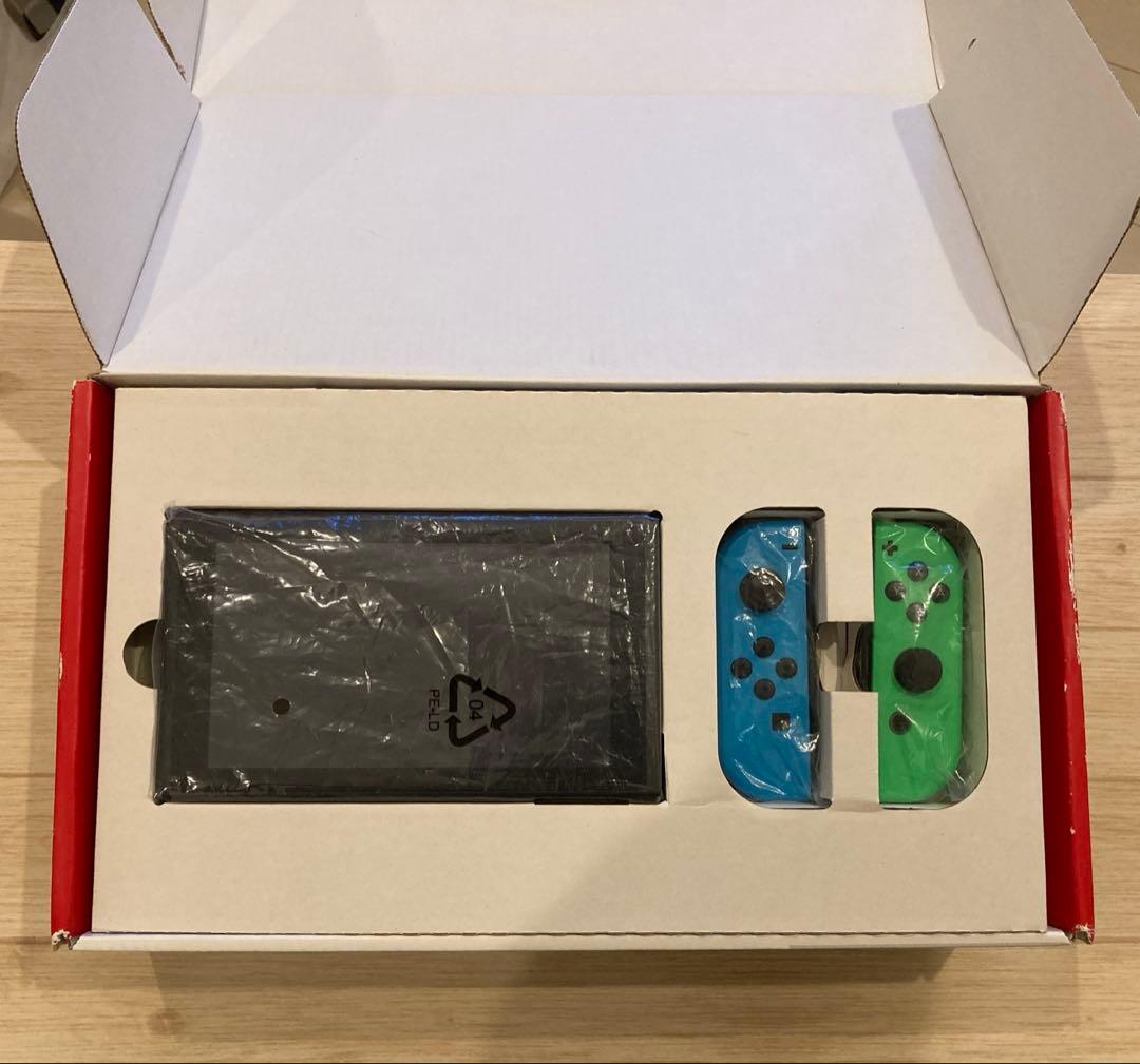 Nintendo Switch 本体＋Joy-Con（青・緑）、付属品