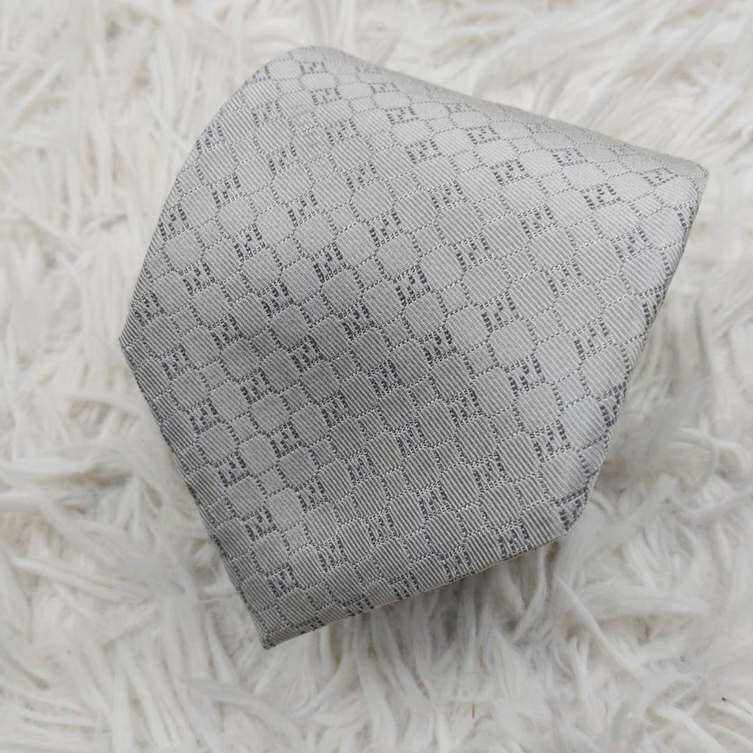 フェンディ 高級シルクネクタイ 総柄（ズッカ柄） ライトグレー