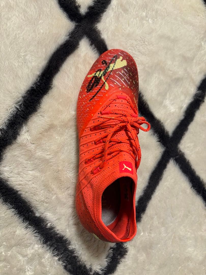 遠藤航　直筆サイン入りシューズ