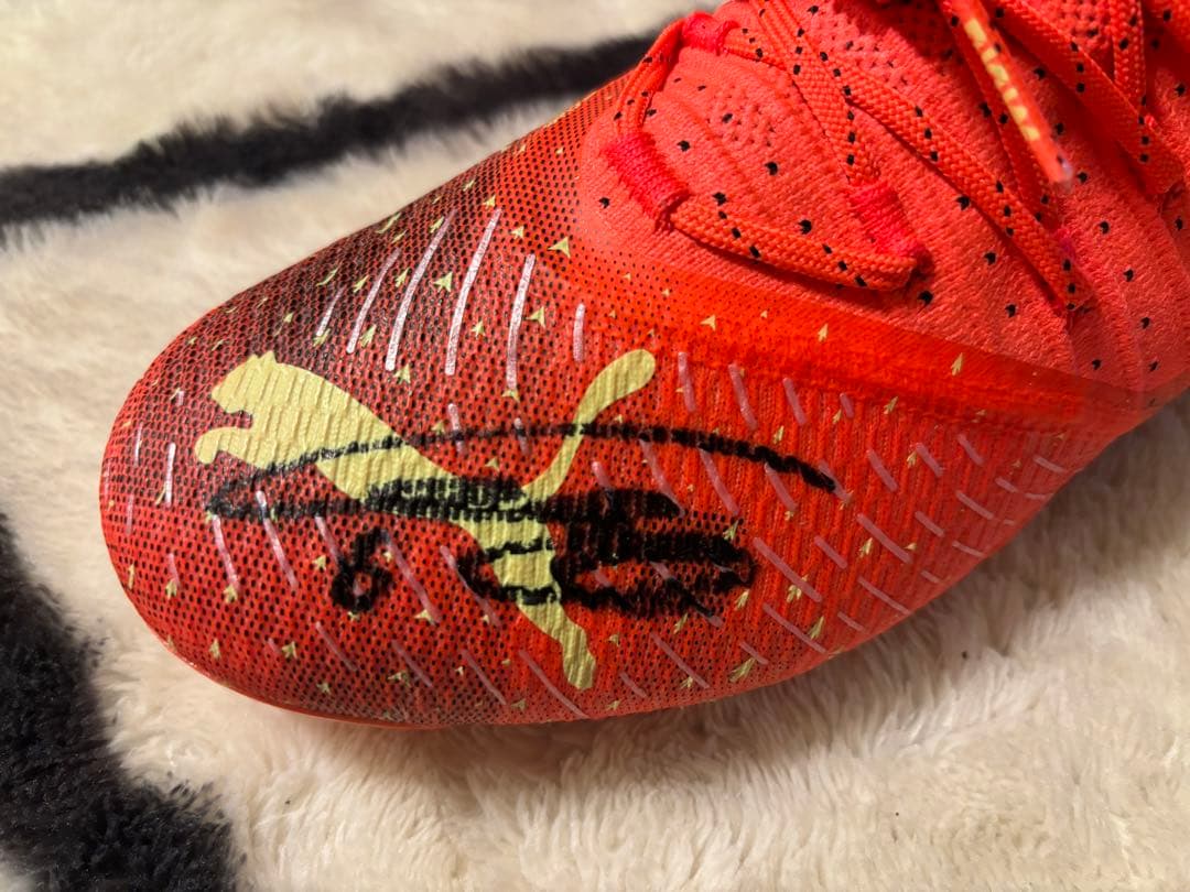 遠藤航　直筆サイン入りシューズ