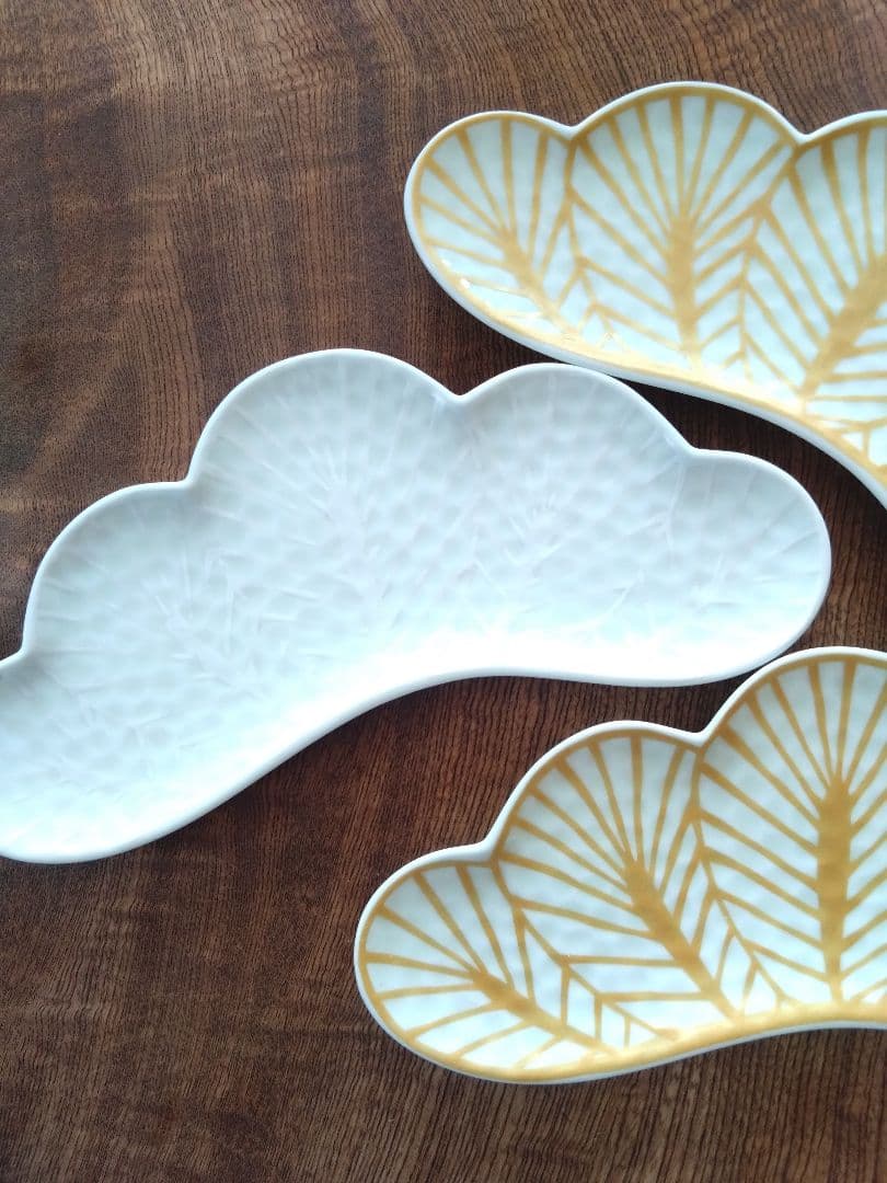 葉模様 波型皿 ３枚セット　お正月