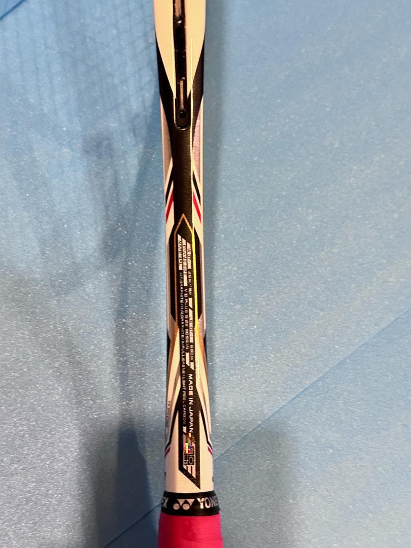 （美品）YONEX レーザーラッシュ 5V ガムブースト（26ポンド）