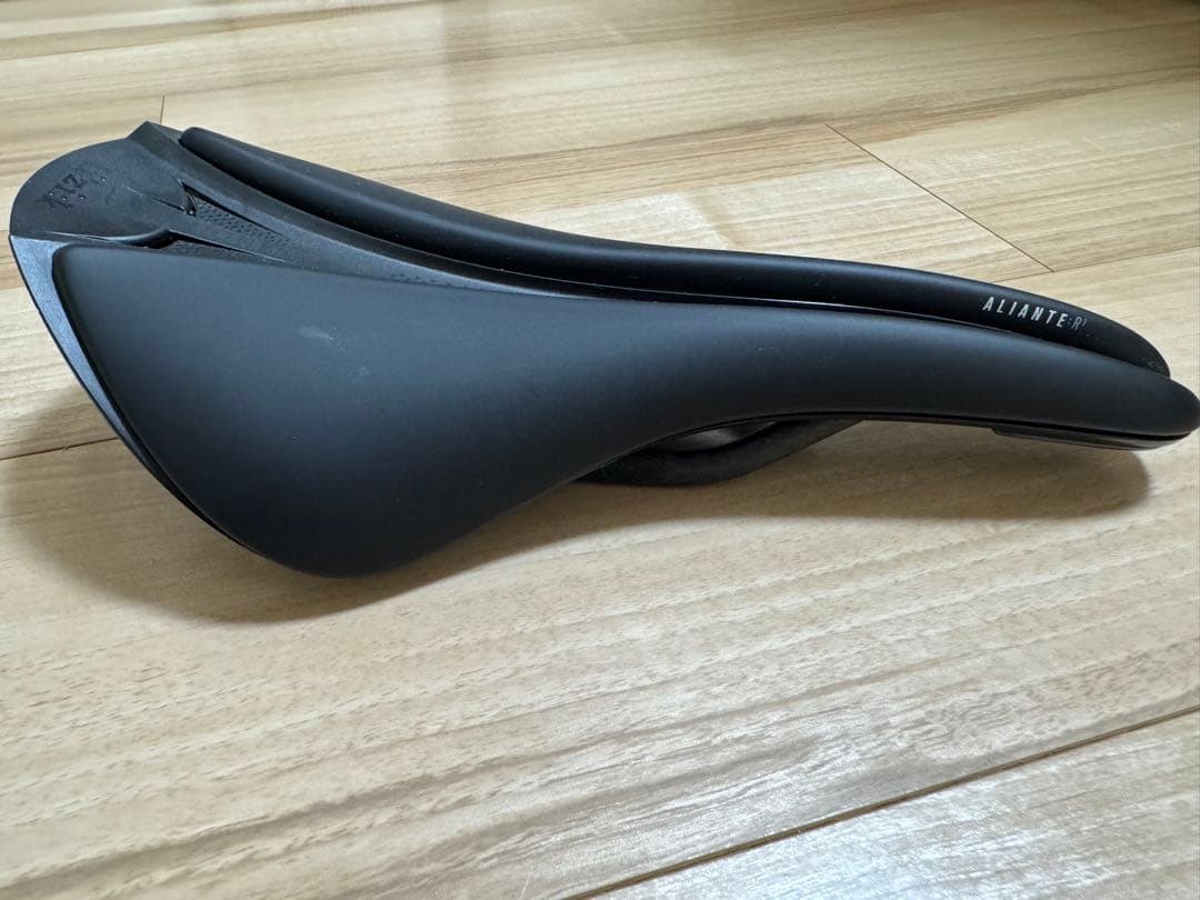 fizik VERSUS EVO ALIANTE R1 サドル