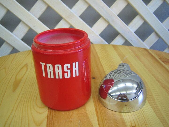 激レア　アメリカンカントリー　めちゃくちゃ可愛い灰皿　トラッシュ　ロゴ　赤　白