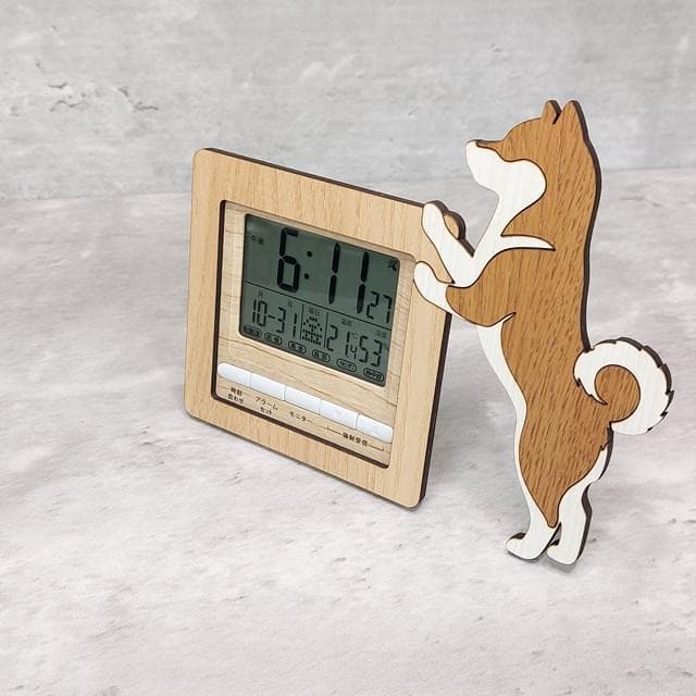 【電波時計】ワンちゃんが寄り添う電波デジタル時計 ― 柴犬　オレンジ