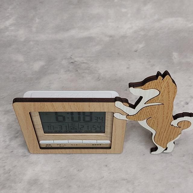 【電波時計】ワンちゃんが寄り添う電波デジタル時計 ― 柴犬　オレンジ