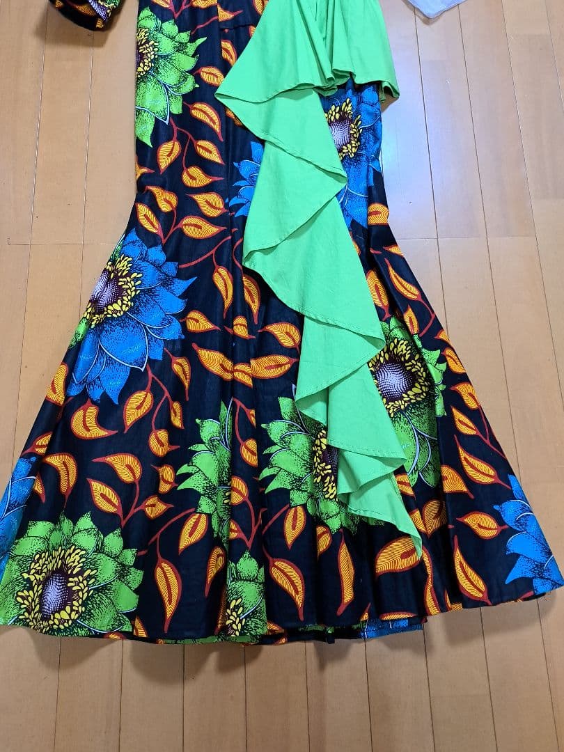 「個性的」アンカラドレス 鮮やか花柄 ラッフルデザイン