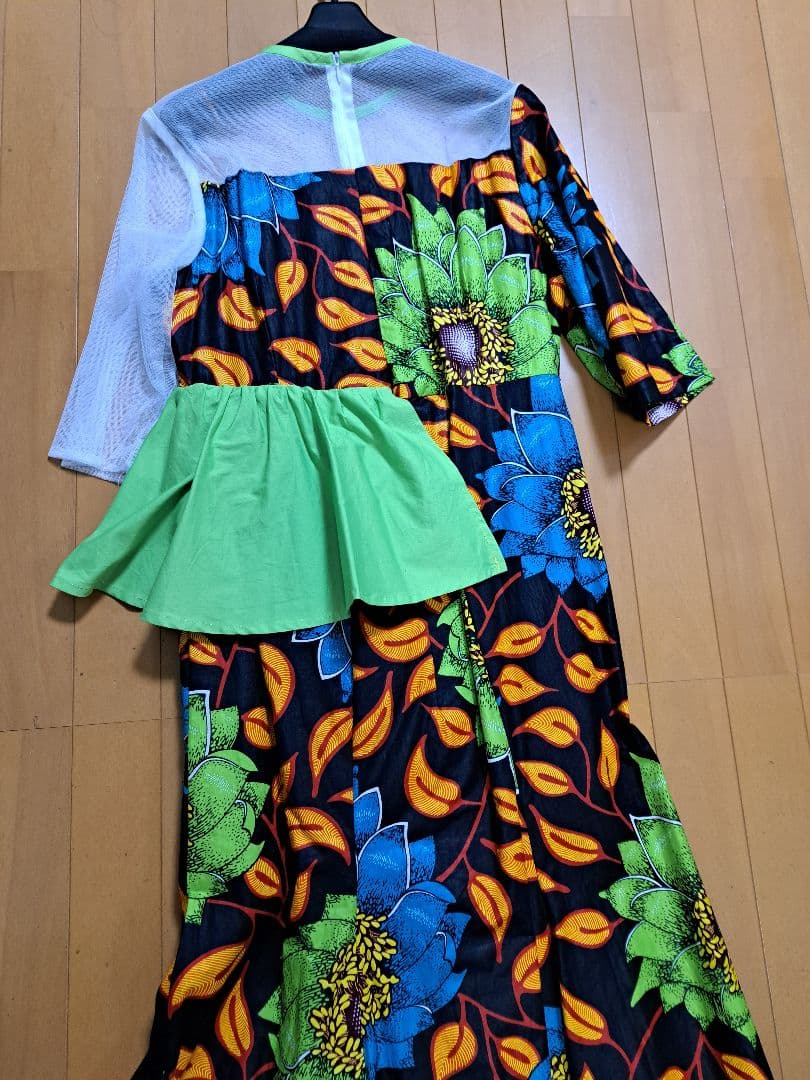 「個性的」アンカラドレス 鮮やか花柄 ラッフルデザイン