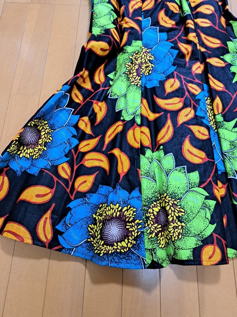 「個性的」アンカラドレス 鮮やか花柄 ラッフルデザイン