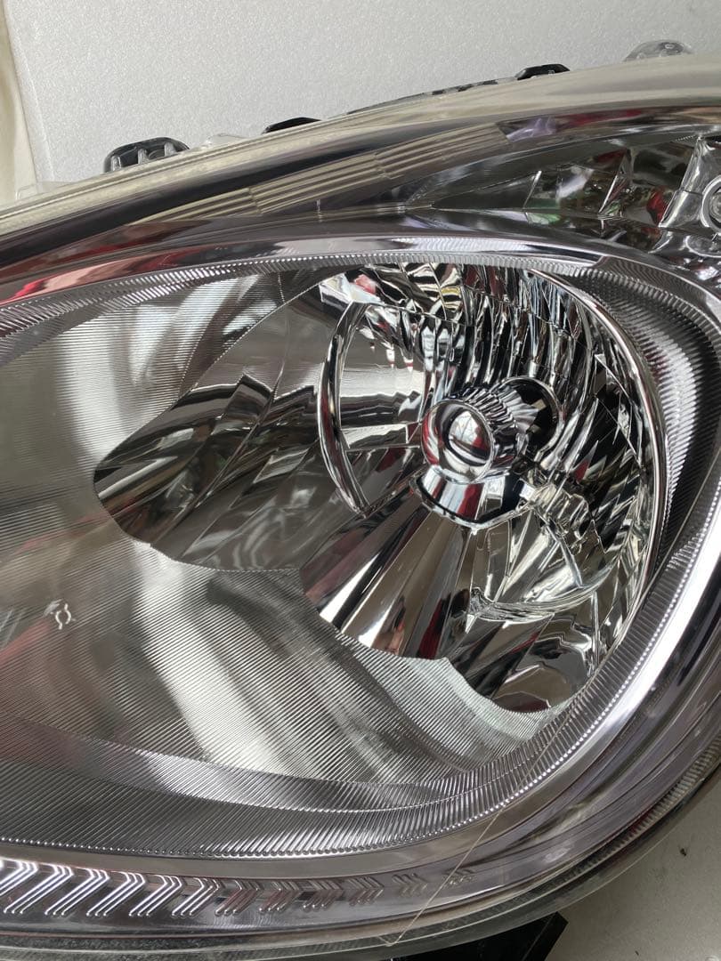 ホンダ フィット ハイブリッド（GP1 / GP4 系） 純正ヘッドライト　左右